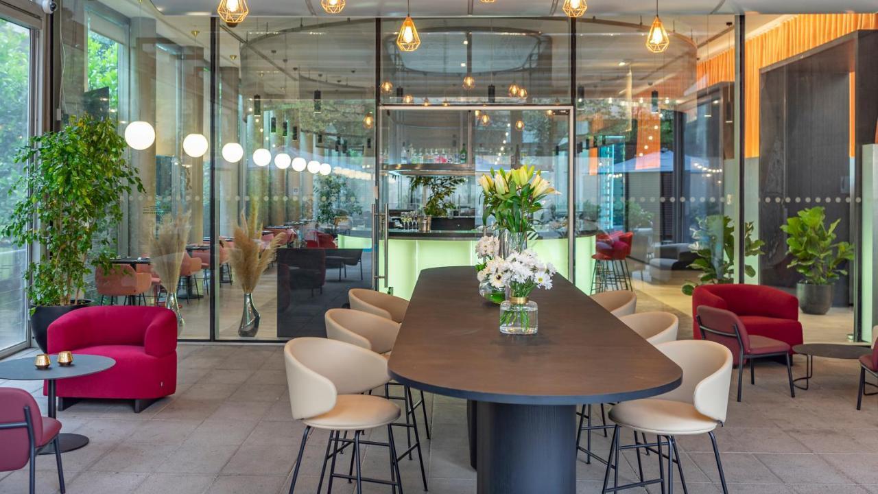 Pullman Santiago Vitacura Ngoại thất bức ảnh The lounge at the airport