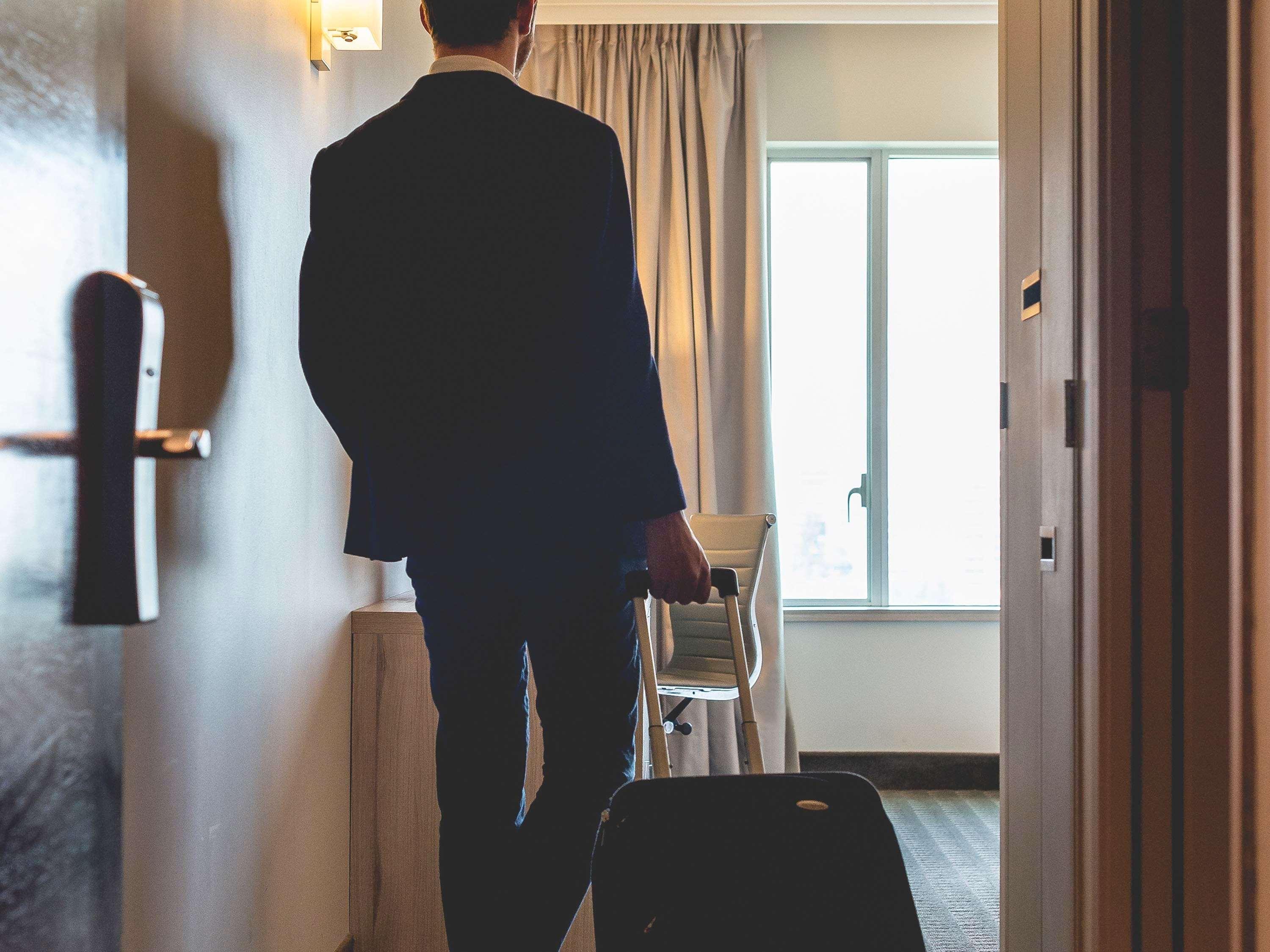Pullman Santiago Vitacura Ngoại thất bức ảnh A bellboy entering a hotel room