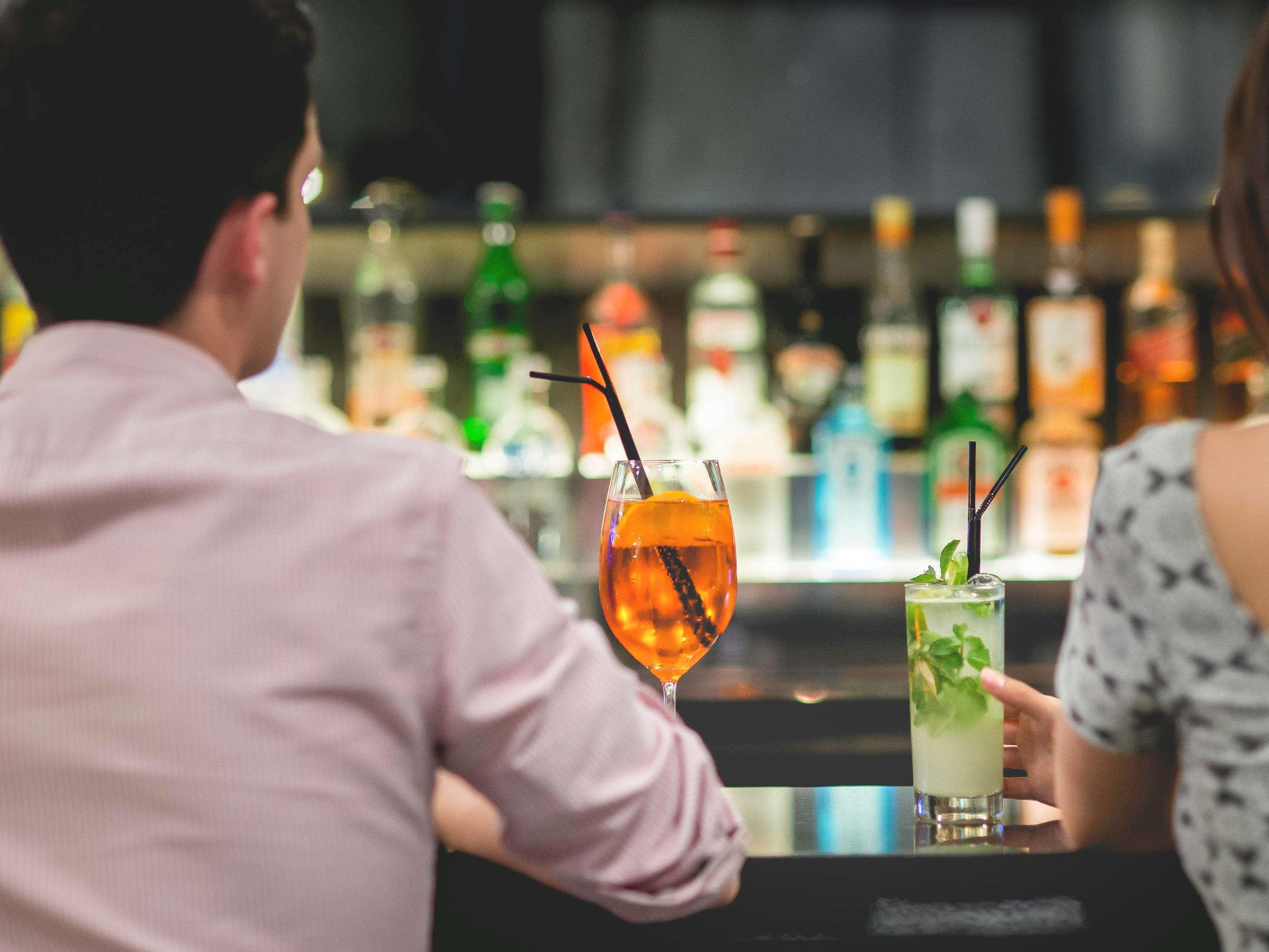 Pullman Santiago Vitacura Ngoại thất bức ảnh A couple drinking cocktails at a bar