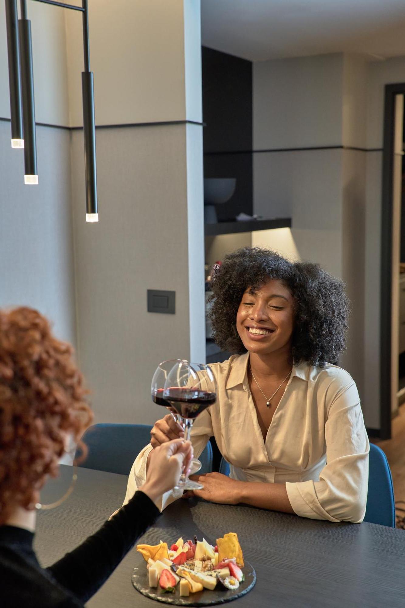 Pullman Santiago Vitacura Ngoại thất bức ảnh A woman with a glass of wine