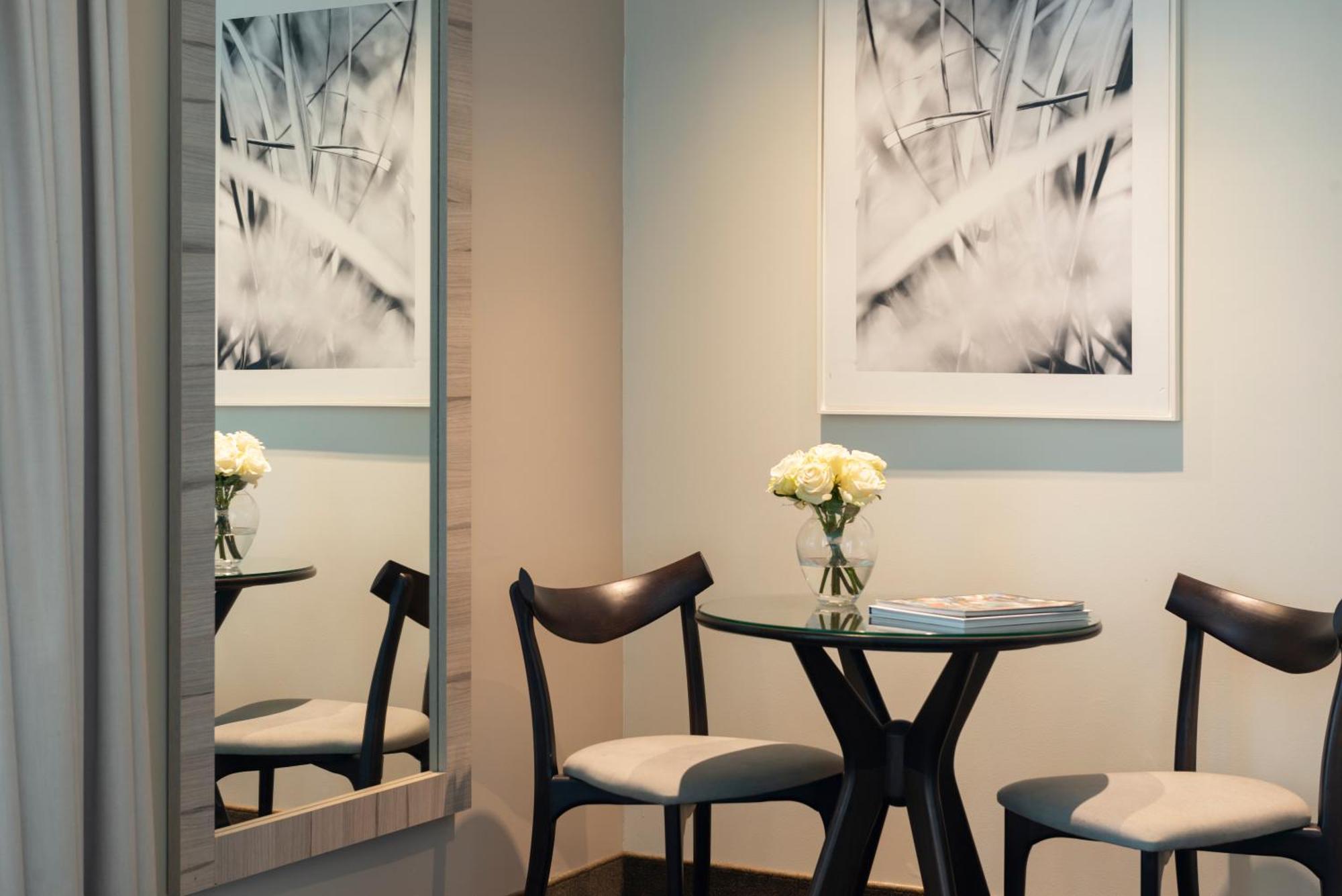 Pullman Santiago Vitacura Ngoại thất bức ảnh A dining room in a private suite