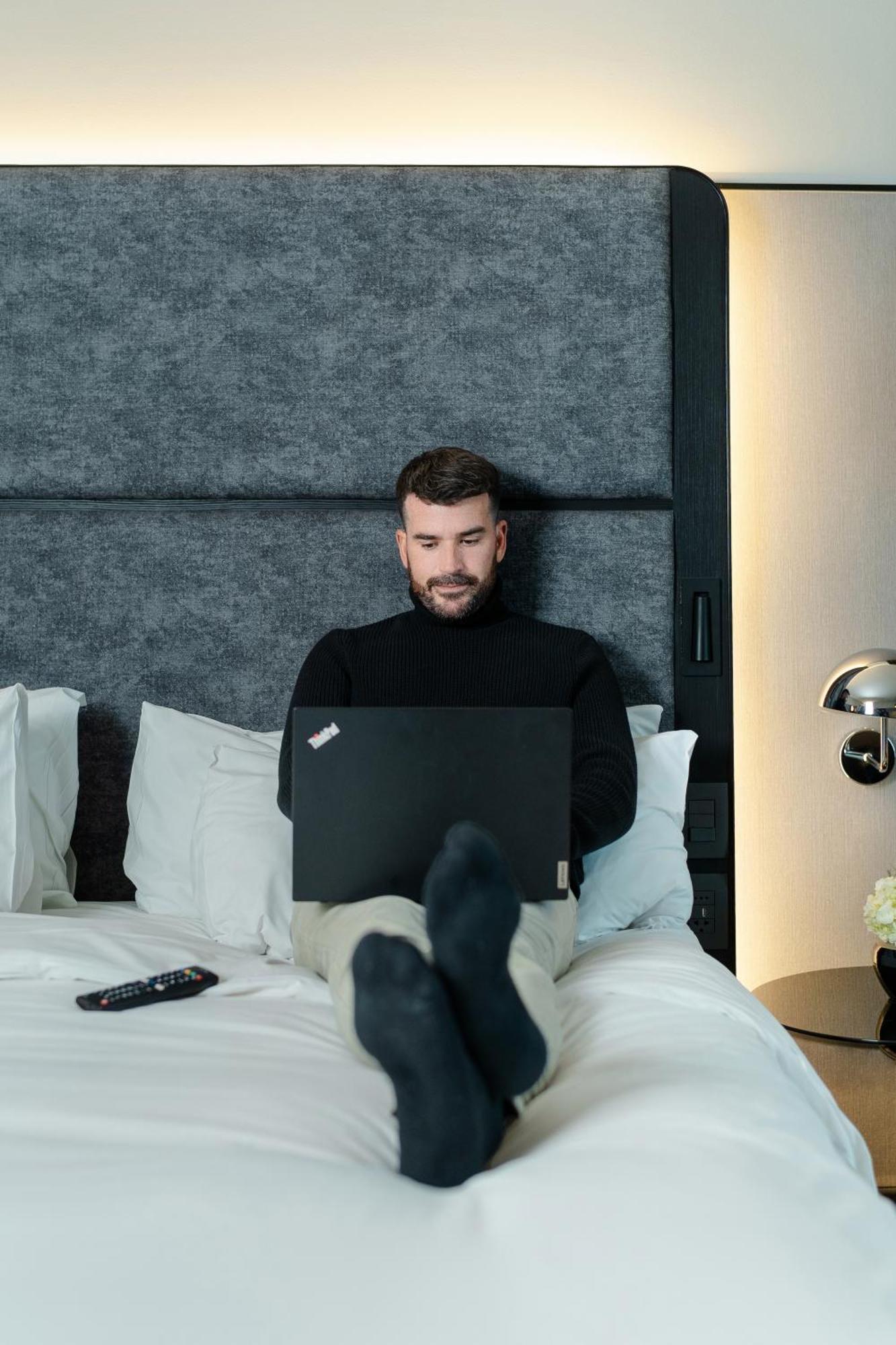 Pullman Santiago Vitacura Ngoại thất bức ảnh A man working from home