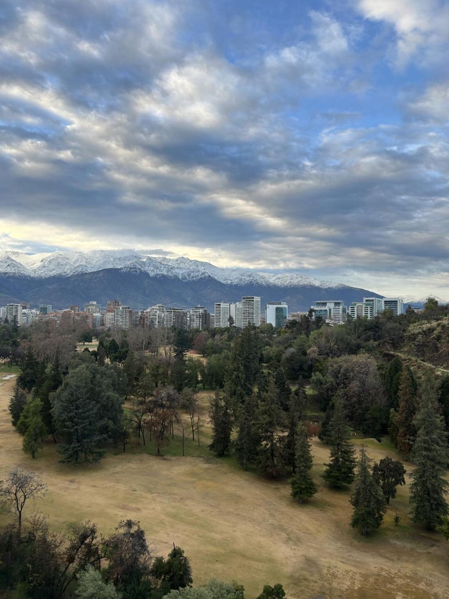 Pullman Santiago Vitacura Ngoại thất bức ảnh View of the city from the park